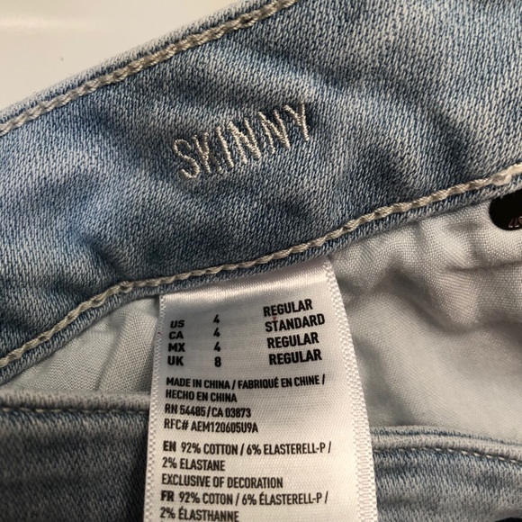 AMERICAN EAGLE LIGHT WASH RIPPED JEANS - Picture 2 of 4